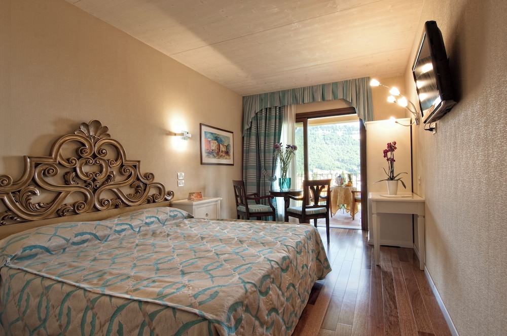 Villa Madrina Lovely and Dynamic Hotel — Hotel rooms in Garda, Veneto