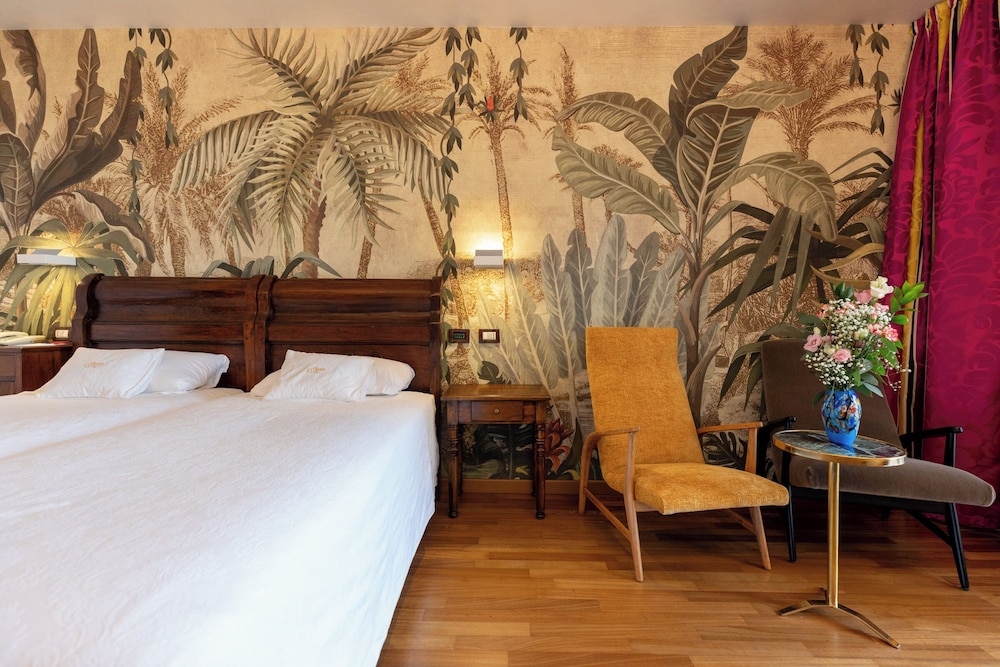 Villa Madrina Lovely and Dynamic Hotel — Hotel rooms in Garda, Veneto