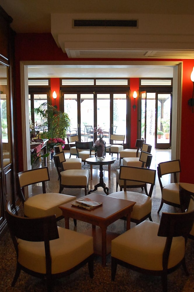 Villa Madrina Lovely and Dynamic Hotel — Restaurant & bars in Garda, Veneto