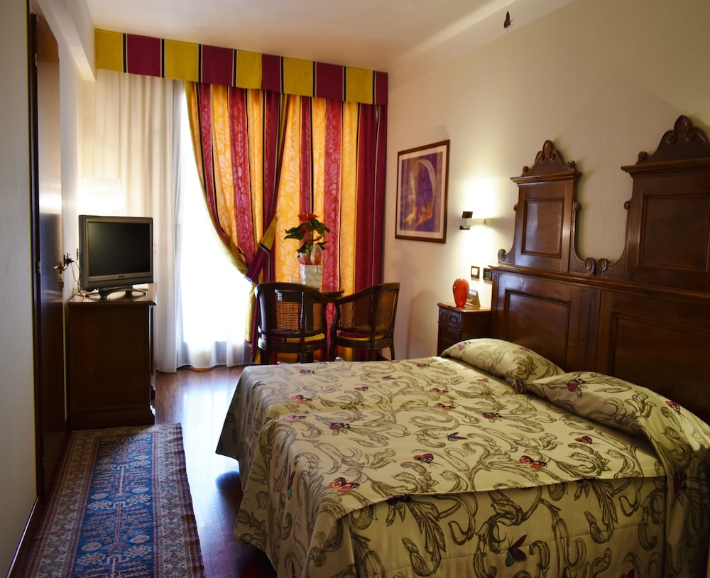 Villa Madrina Lovely and Dynamic Hotel — Hotel rooms in Garda, Veneto