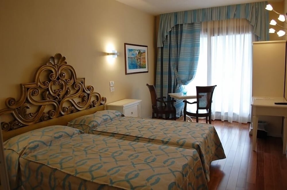 Villa Madrina Lovely and Dynamic Hotel — Hotel rooms in Garda, Veneto