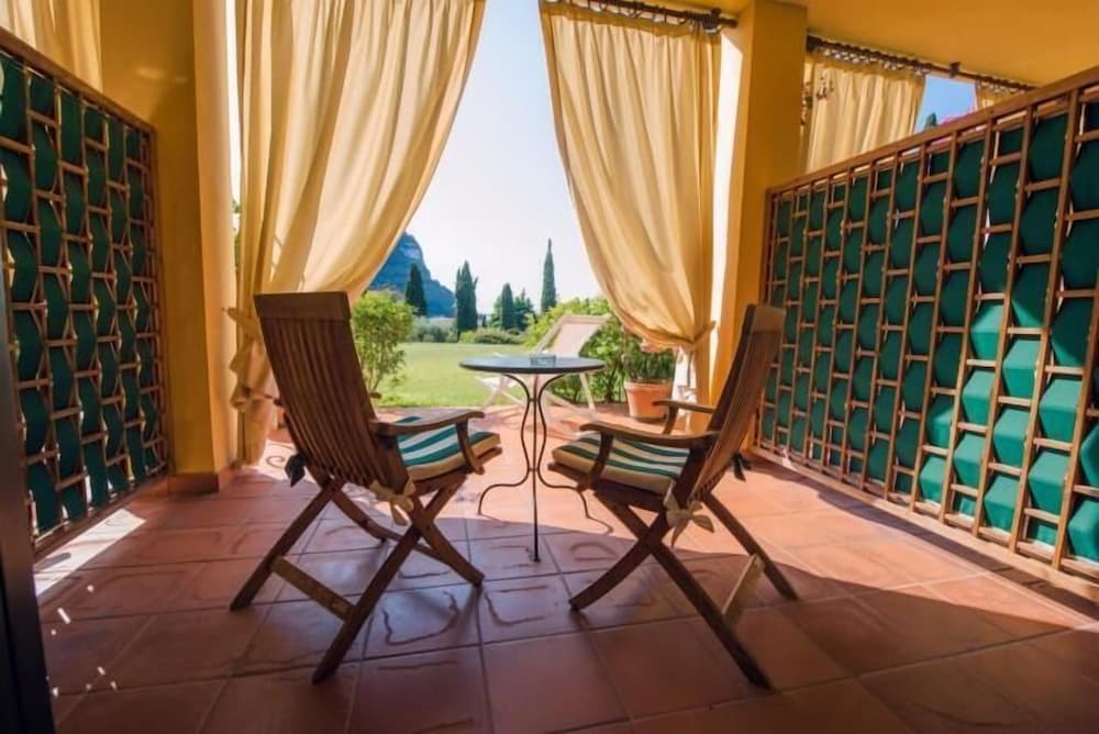 Villa Madrina Lovely and Dynamic Hotel — Hotel rooms in Garda, Veneto