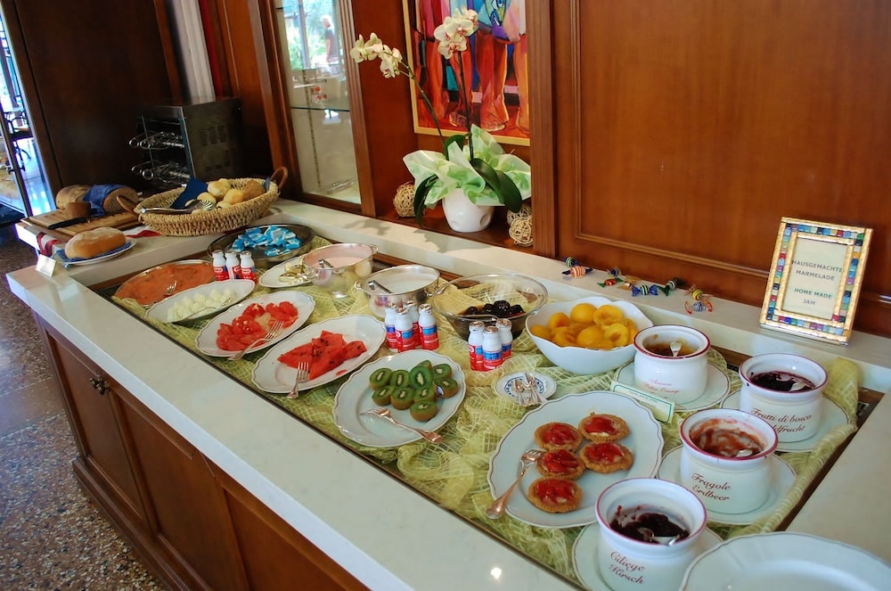 Villa Madrina Lovely and Dynamic Hotel — Restaurant & bars in Garda, Veneto