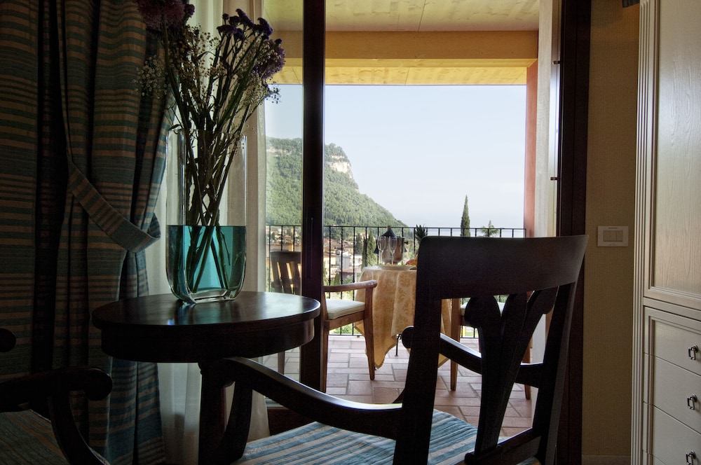 Villa Madrina Lovely and Dynamic Hotel — Hotel rooms in Garda, Veneto