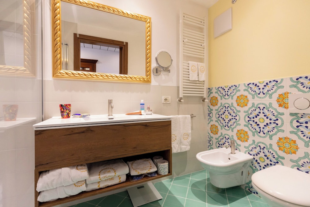 Villa Madrina Lovely and Dynamic Hotel — Hotel rooms in Garda, Veneto