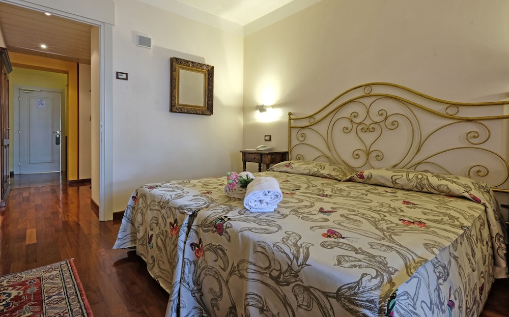 Villa Madrina Lovely and Dynamic Hotel — Hotel rooms in Garda, Veneto