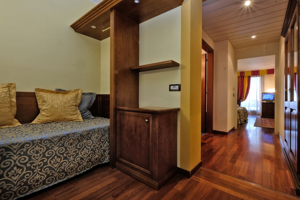 Villa Madrina Lovely and Dynamic Hotel — Hotel rooms in Garda, Veneto