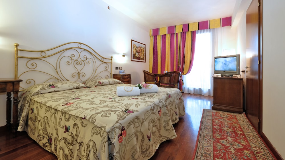 Villa Madrina Lovely and Dynamic Hotel — Hotel rooms in Garda, Veneto