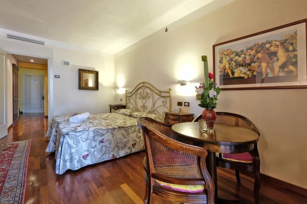 Villa Madrina Lovely and Dynamic Hotel — Hotel rooms in Garda, Veneto