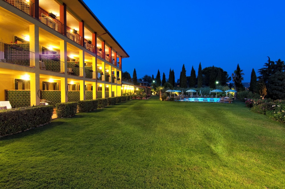 Villa Madrina Lovely and Dynamic Hotel — Hotel building in Garda, Veneto