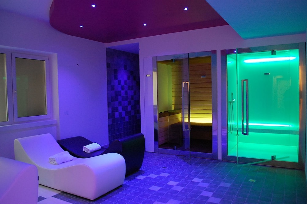 Villa Madrina Lovely and Dynamic Hotel — Spa in Garda, Veneto