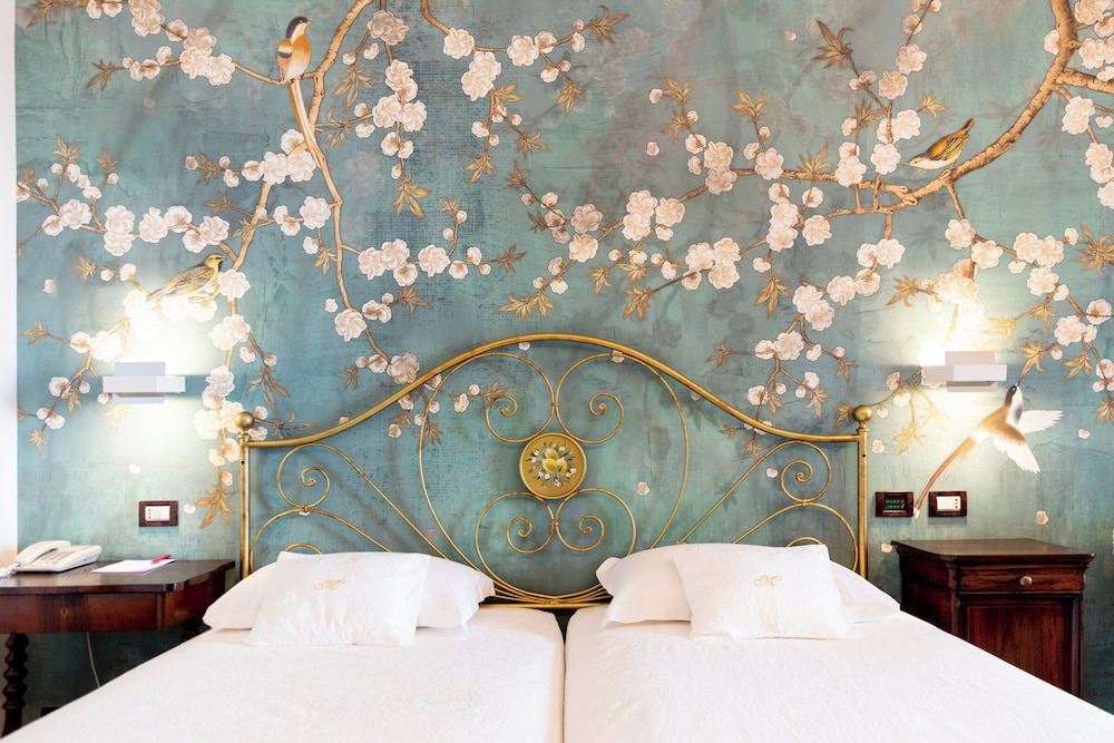 Villa Madrina Lovely and Dynamic Hotel — Hotel rooms in Garda, Veneto