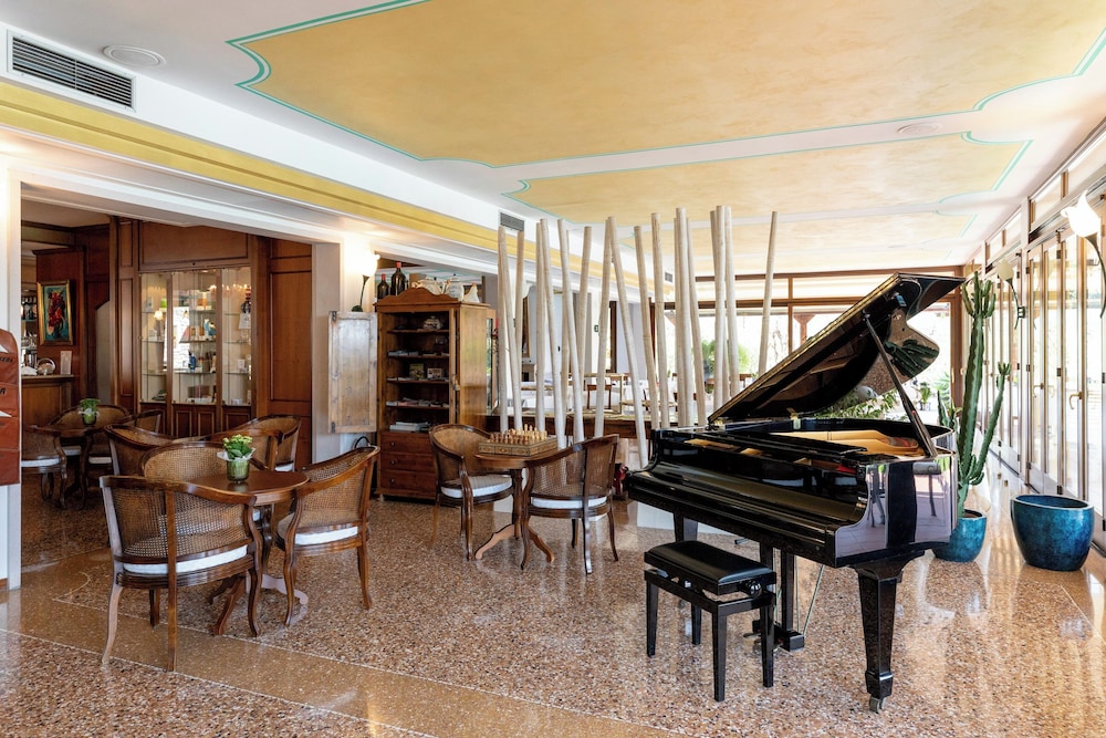Villa Madrina Lovely and Dynamic Hotel — Restaurant & bars in Garda, Veneto