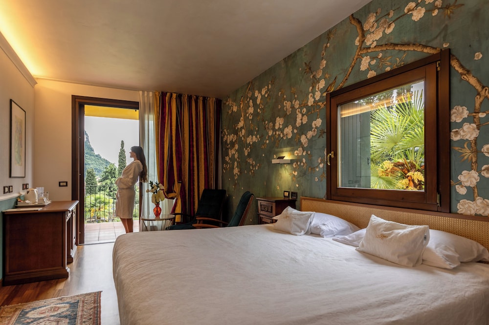 Villa Madrina Lovely and Dynamic Hotel — Hotel rooms in Garda, Veneto