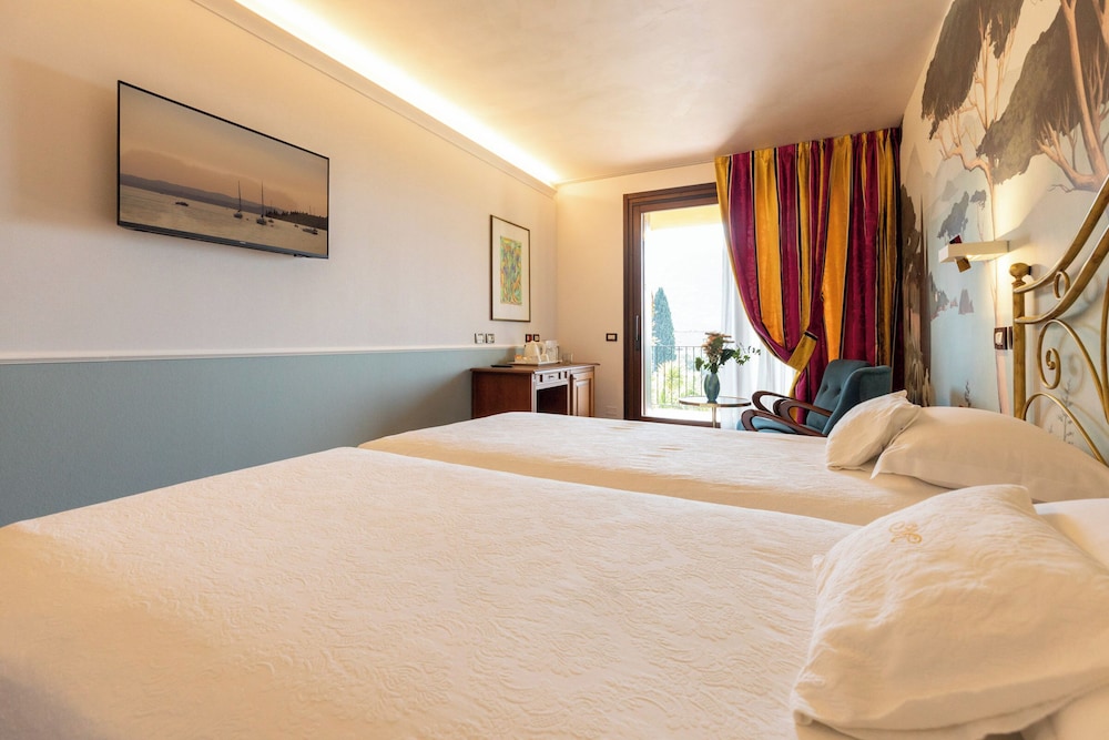 Villa Madrina Lovely and Dynamic Hotel — Hotel rooms in Garda, Veneto
