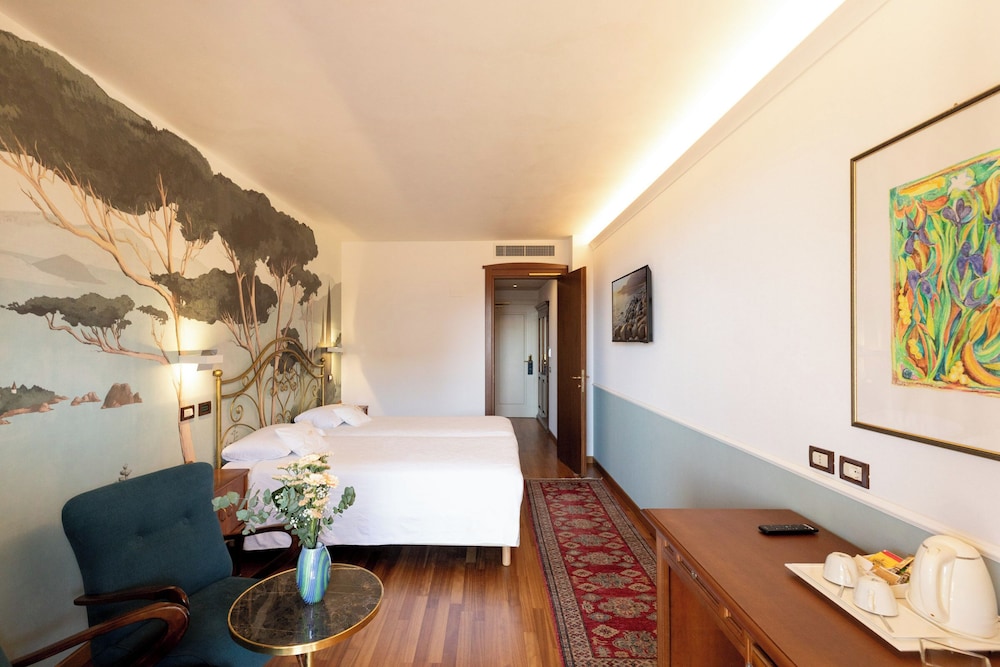 Villa Madrina Lovely and Dynamic Hotel — Hotel rooms in Garda, Veneto