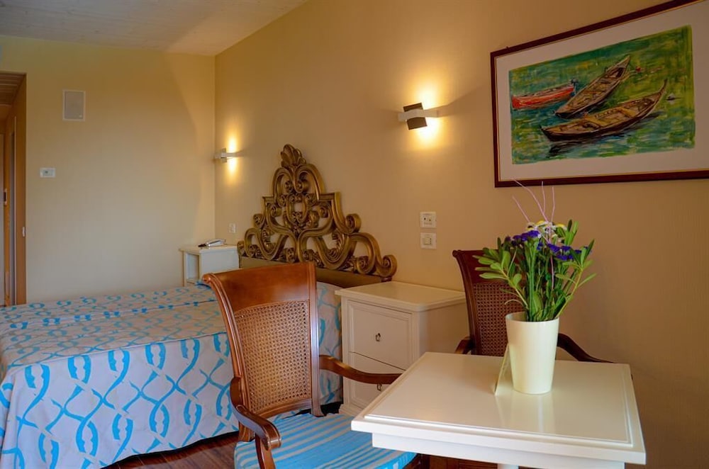 Villa Madrina Lovely and Dynamic Hotel — Hotel rooms in Garda, Veneto