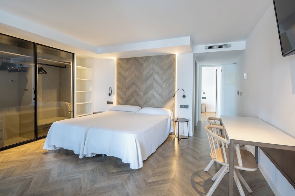 Climia Belroy 4* Superior Hotel — Hotel rooms in Benidorm, Valencian Community