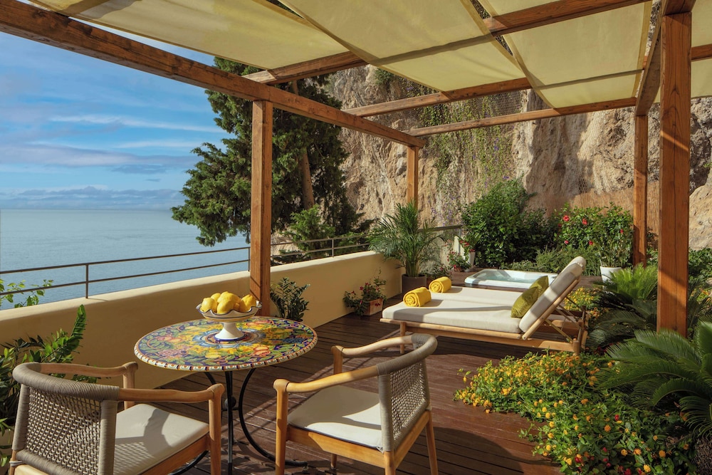 Anantara Convento di Amalfi Grand Hotel — Hotel rooms in Amalfi, Campania