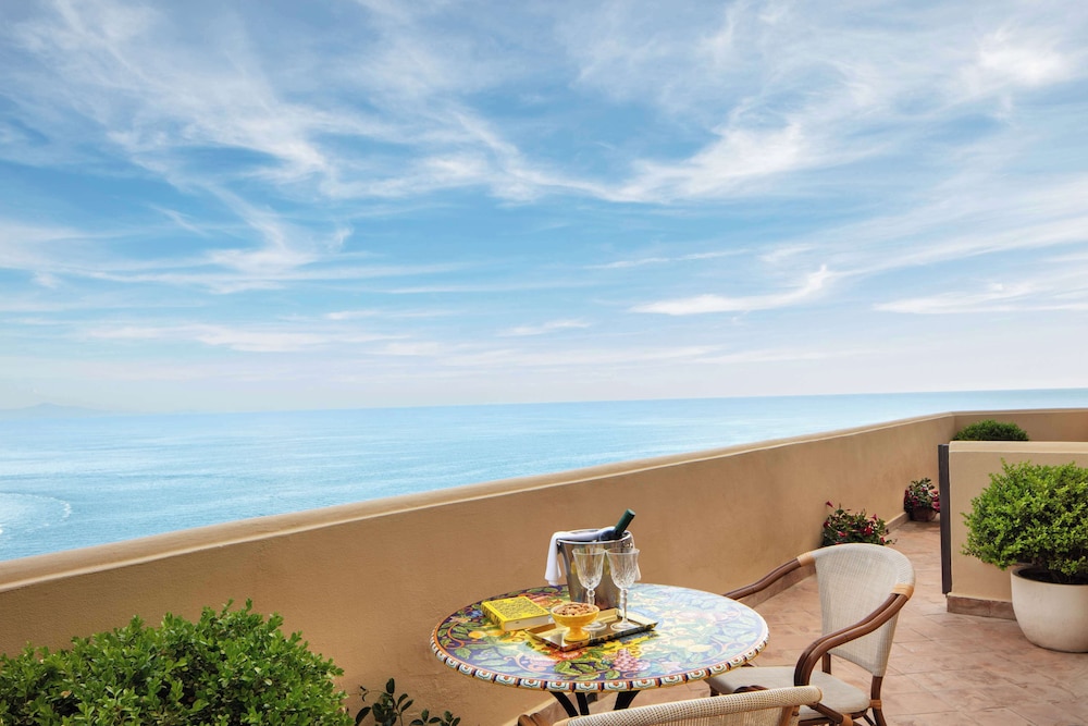 Anantara Convento di Amalfi Grand Hotel — Hotel rooms in Amalfi, Campania