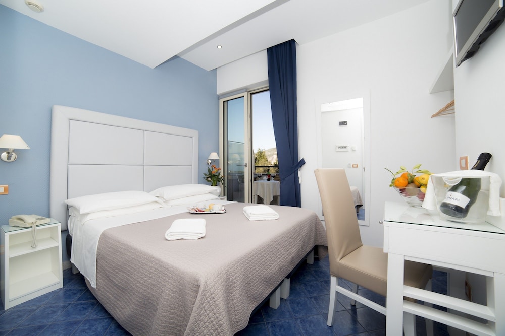 Hotel Club - Sorrento — Hotel rooms in Sant'Angello, Campania