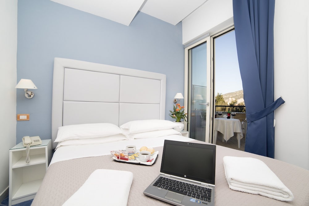 Hotel Club - Sorrento — Hotel rooms in Sant'Angello, Campania