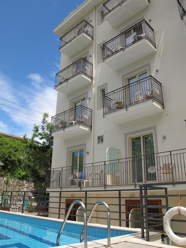 Hotel Club - Sorrento — Hotel building in Sant'Angello, Campania