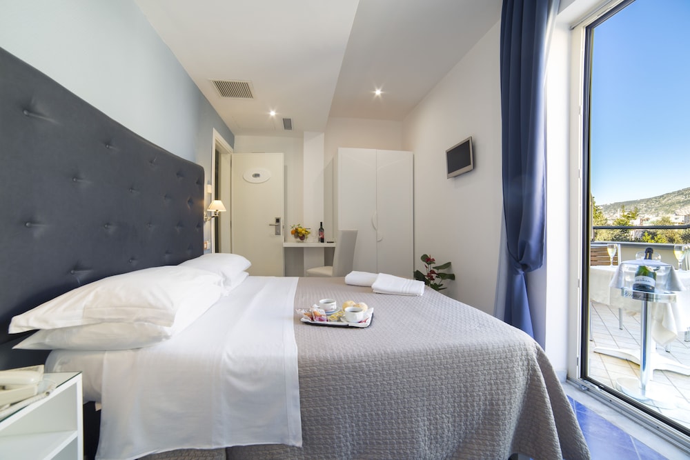 Hotel Club - Sorrento — Hotel rooms in Sant'Angello, Campania