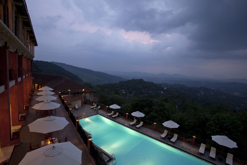 Amaya Hills Kandy — Swimming pool in Kandy