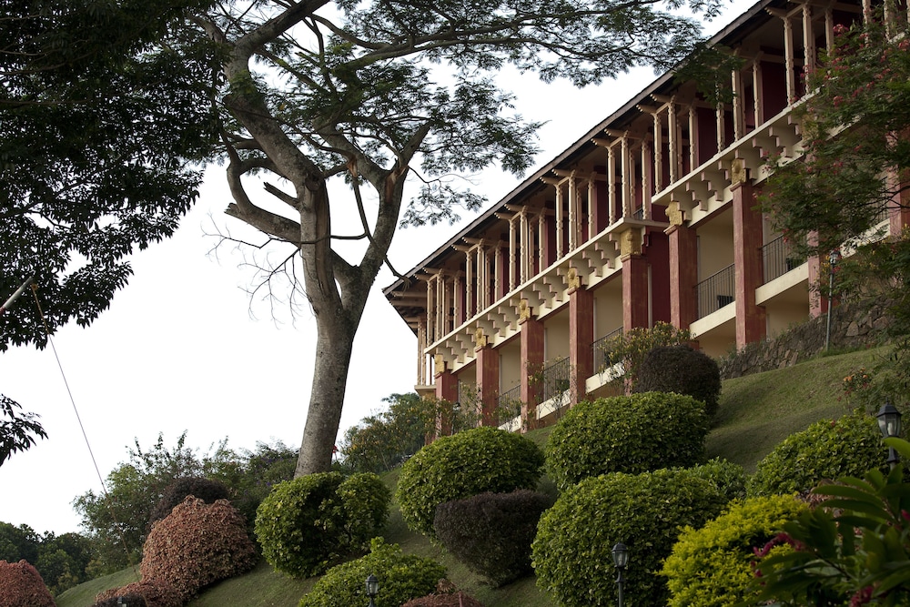 Amaya Hills Kandy — Hotel building in Kandy