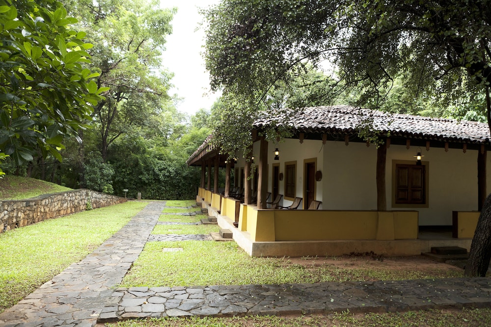 Amaya Lake Dambulla — Hotel building in Dambulla