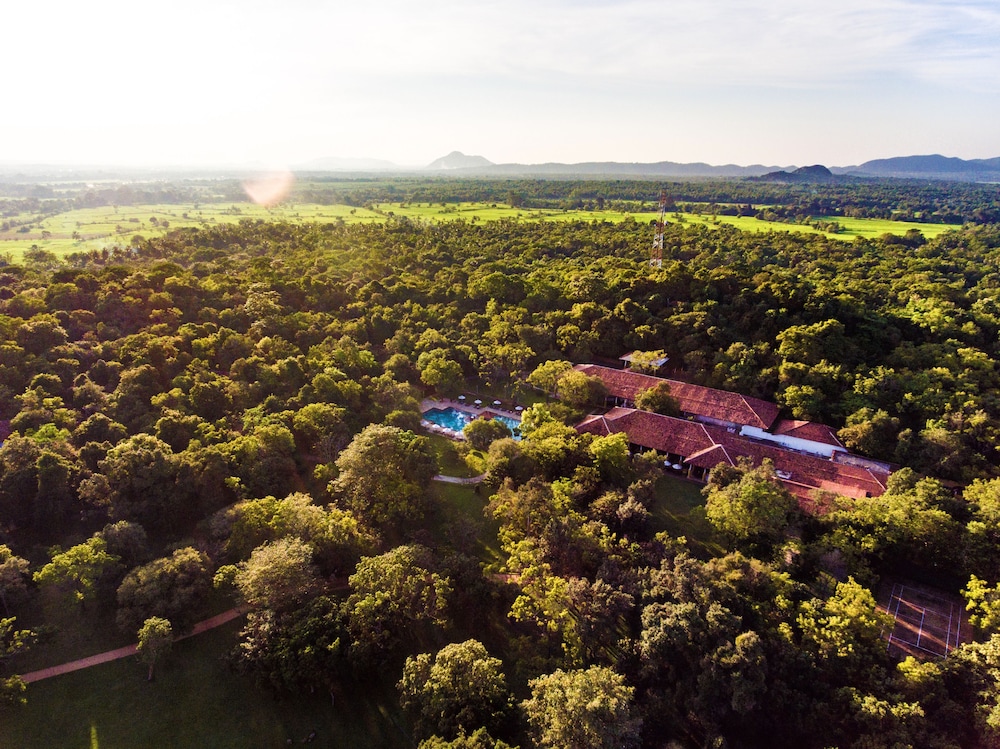 Amaya Lake Dambulla — Hotel building in Dambulla