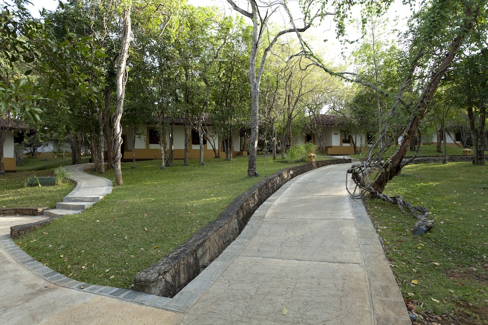 Amaya Lake Dambulla — Hotel building in Dambulla