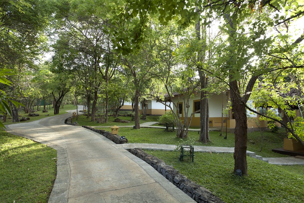 Amaya Lake Dambulla — Hotel building in Dambulla