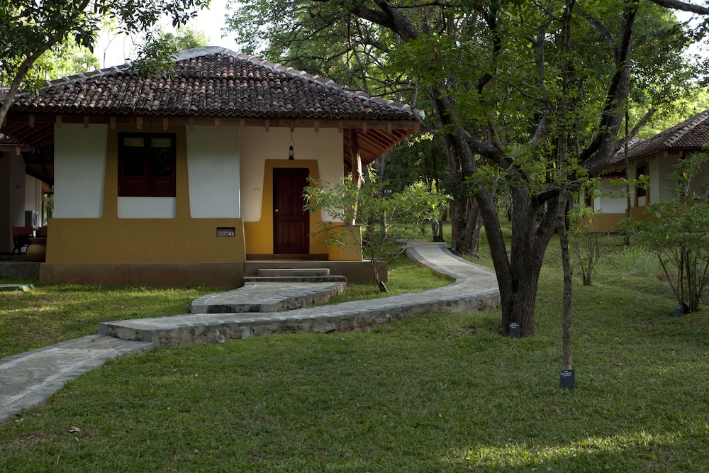 Amaya Lake Dambulla — Hotel building in Dambulla