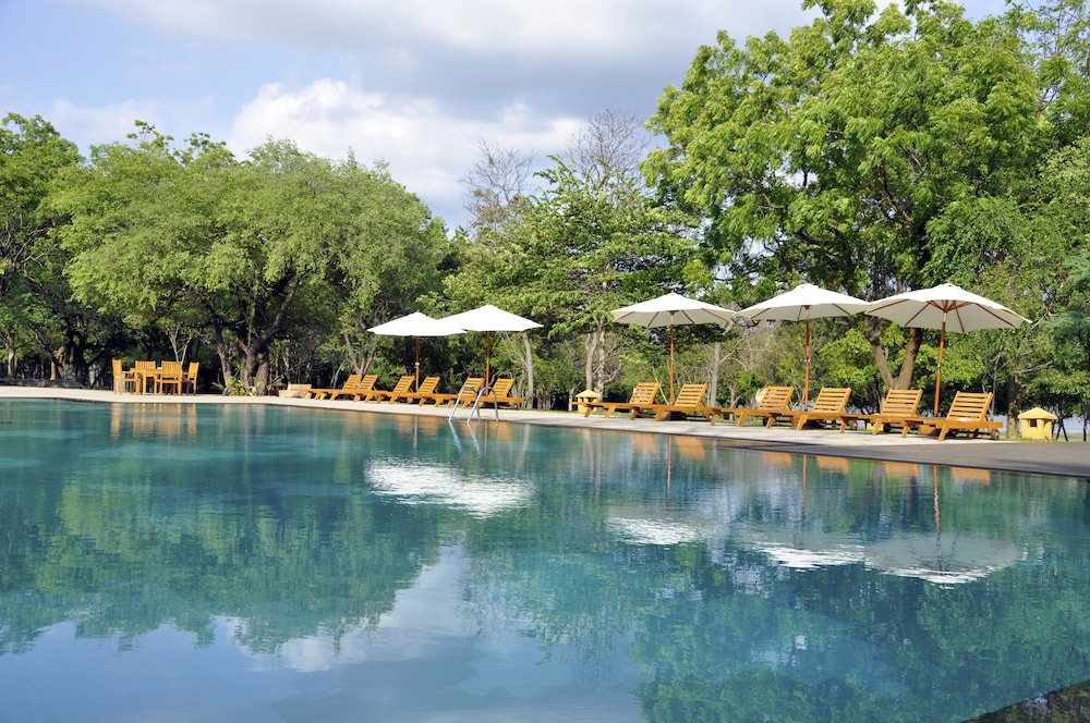 Amaya Lake Dambulla — Swimming pool in Dambulla
