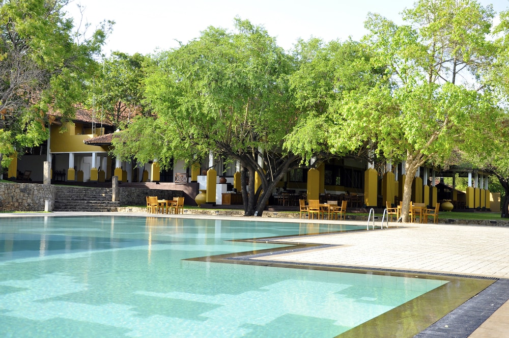 Amaya Lake Dambulla — Swimming pool in Dambulla