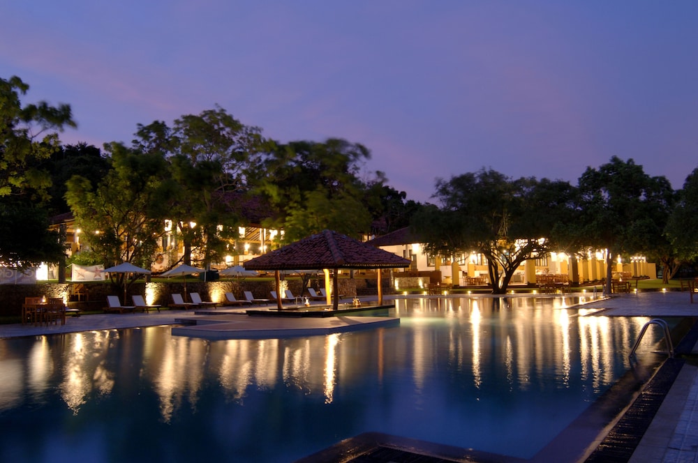 Amaya Lake Dambulla — Swimming pool in Dambulla