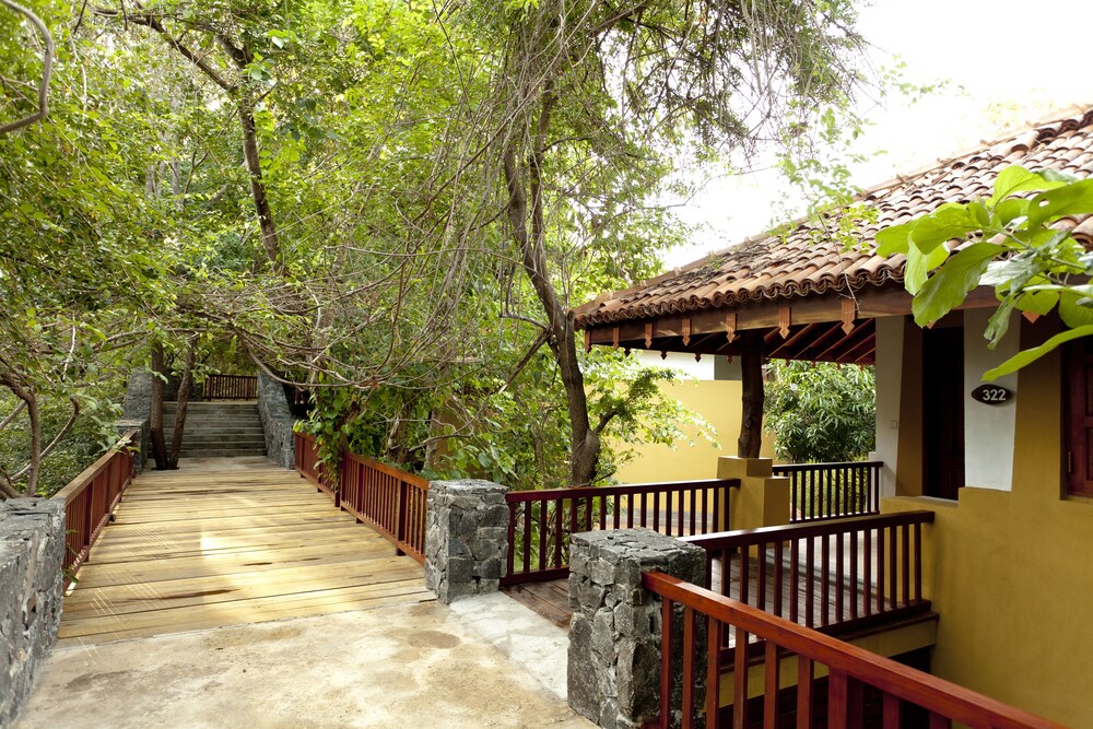 Amaya Lake Dambulla — Hotel building in Dambulla