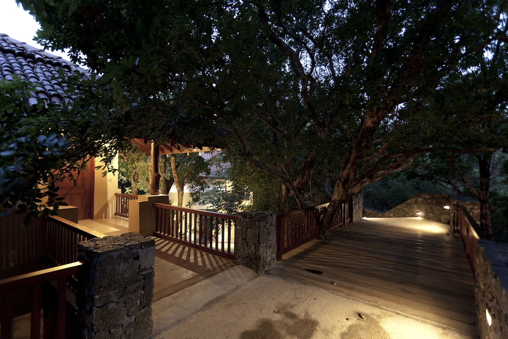 Amaya Lake Dambulla — Hotel building in Dambulla