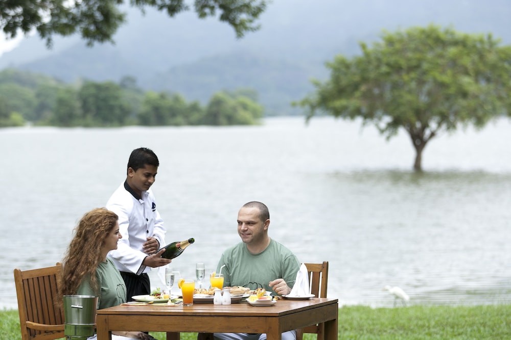 Amaya Lake Dambulla — Restaurant & bars in Dambulla