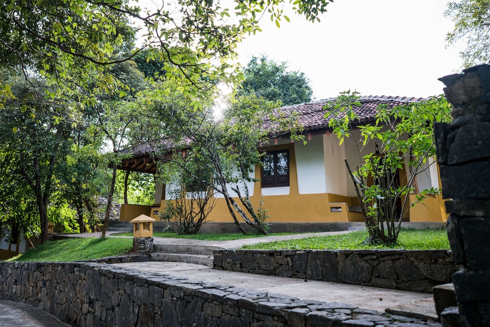 Amaya Lake Dambulla — Hotel building in Dambulla
