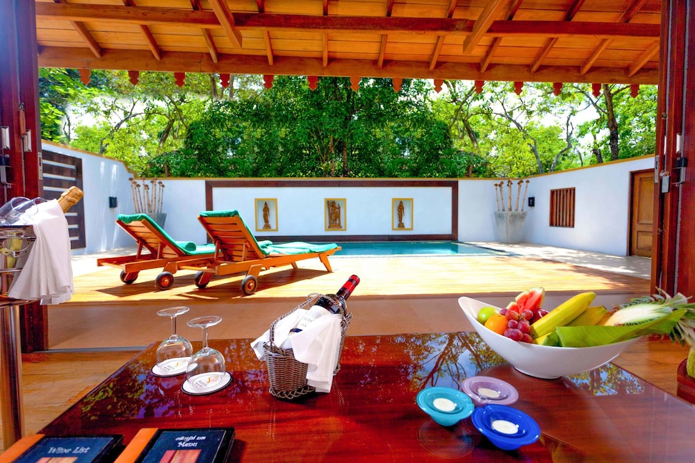 Amaya Lake Dambulla — Swimming pool in Dambulla