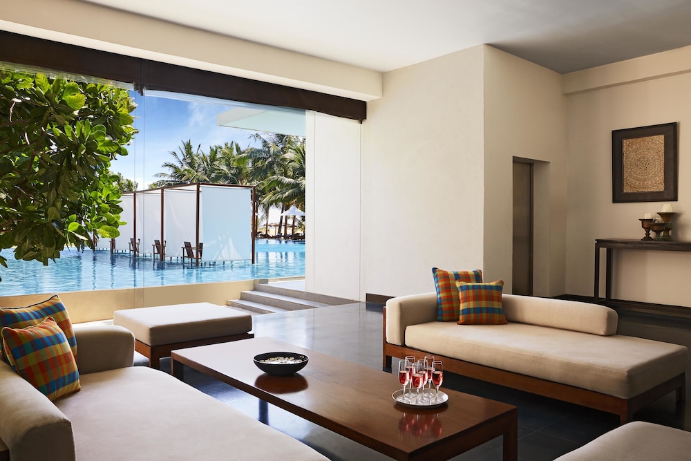 Jetwing Blue — Swimming pool in Negombo, Western Province