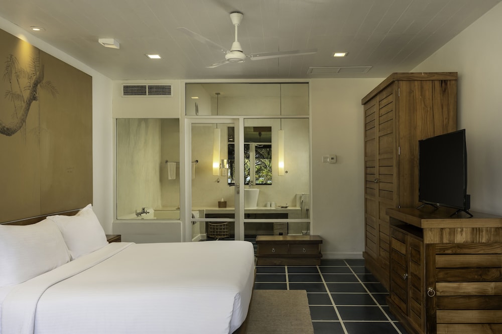 Jetwing Blue — Hotel rooms in Negombo, Western Province