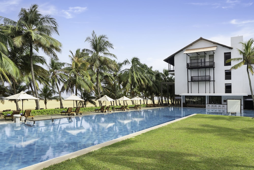 Jetwing Blue — Swimming pool in Negombo, Western Province