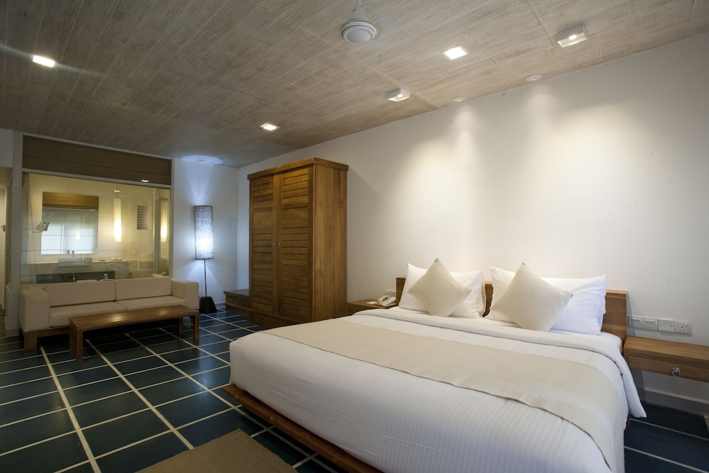 Jetwing Blue — Hotel rooms in Negombo, Western Province