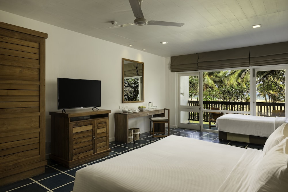 Jetwing Blue — Hotel rooms in Negombo, Western Province