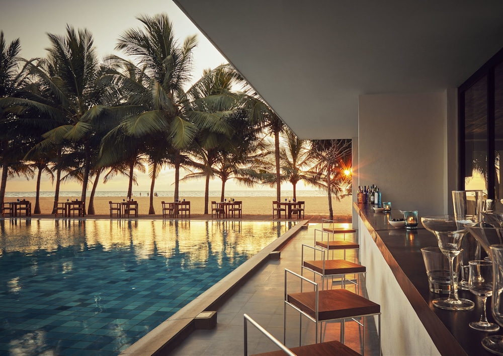 Jetwing Blue — Swimming pool in Negombo, Western Province