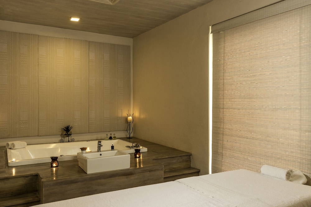 Jetwing Blue — Hotel rooms in Negombo, Western Province